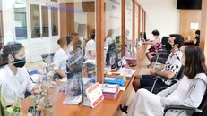 Người dân làm thủ tục hành chính UBND quận Ba Đình (Hà Nội).