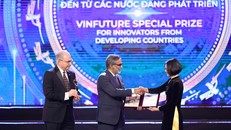 Giáo sư Thalappil Pradeep nhận Giải đặc biệt VinFuture 2022 dành cho Nhà khoa học từ các quốc gia đang phát triển. Ảnh: VFP.