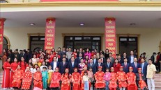 Trưởng Ban Tuyên giáo Trung ương Nguyễn Trọng Nghĩa và các đại biểu chụp ảnh lưu niệm với nhân dân thôn Cổ Miếu. 