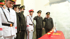 Ban giám đốc Công an Hà Tĩnh đến viếng Đại úy Trần Trung Hiếu.