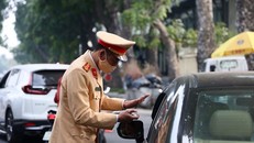 Cảnh sát giao thông kiểm tra nồng độ cồn đối với người điều khiển phương tiện.