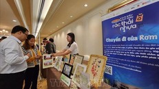 Đại biểu tham quan các sản phẩm thân thiện với môi trường, được làm từ rơm. 