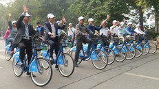 Các đại biểu khởi động “Hành trình xe đạp hữu nghị vì Hà Nội xanh năm 2023”.