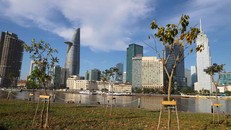 Công viên có tầm nhìn đẹp ra các hướng sông Sài Gòn, Công viên bến Bạch Đằng, cầu Ba Son.