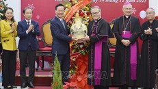 Chủ tịch nước Võ Văn Thưởng chúc mừng Tổng Giám mục Nguyễn Chí Linh, Tổng Giám mục Tổng Giáo phận Huế. 