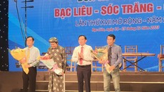 Phó Chủ tịch UBND tỉnh Bạc Liêu Phan Thanh Duy tặng hoa cho Ban giám khảo Liên hoan.