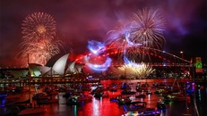 Màn trình diễn rực rỡ sắc màu ở khu vực nhà hát Opera Sydney tối 31/12. Ảnh: EPA