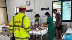 CSGT dùng xe đặc chủng đưa cháu bé 1 tuổi lên cơn co giật đi cấp cứu kịp thời.