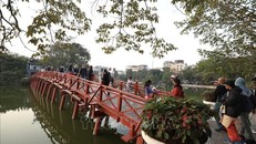 Du khách quốc tế tham quan Di tích đền Ngọc Sơn. 