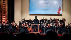 Nhạc trưởng Honna Tetsuji và các nghệ sĩ của Dàn nhạc Giao hưởng Việt Nam biểu diễn Tổ khúc số 1 L’Arlésienne của Georges Bizet. 