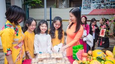 Ngắm nhìn những nụ cười tươi tắn của cô và trò trường THCS An Dương bên mâm ngũ quả, có thể cảm nhận được sự ấm áp của ngày Tết đoàn viên khi mùa xuân đã về rất gần.