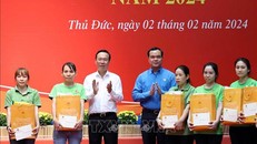 Chủ tịch nước Võ Văn Thưởng tặng quà cho công nhân, người lao động, gia đình có hoàn cảnh khó khăn. 