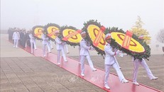 Các đồng chí lãnh đạo, nguyên lãnh đạo Đảng, Nhà nước đặt vòng hoa và vào Lăng viếng Chủ tịch Hồ Chí Minh.