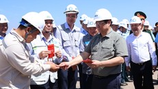 Thủ tướng lì xì, động viên kỹ sư, công nhân thi công Sân bay Long Thành