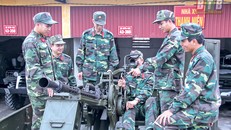 Cán bộ, chiến sĩ Đại đội Thiết giáp 22, Bộ Chỉ huy Quân sự tỉnh huấn luyện làm chủ vũ khí, trang bị. (Ảnh minh hoạ)