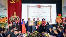 Thay mặt lãnh đạo Đảng, Nhà nước, Ủy viên Bộ Chính trị, Thường trực Ban Bí thư Trung ương Đảng, Trưởng Ban Tổ chức Trung ương Trương Thị Mai đã trao tặng Huân chương Lao động hạng Ba cho Ban Nhân Dân cuối tuần (Báo Nhân Dân). (Nguồn: Báo Nhân dân)