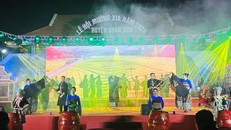 Chương trình hòa tấu nhạc cụ dân tộc tại lễ hội. 