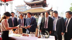 Phó Thủ tướng Trần Hồng Hà và đại biểu tham quan các gian trưng bày sản phẩm OCOP của thành phố Hà Tĩnh. 