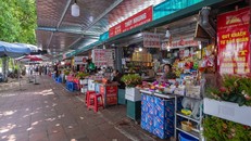 Theo UBND quận Tây Hồ, dãy ki-ốt nằm trong khuôn viên Di tích Phủ Tây Hồ sẽ được tiến hành xoá bỏ và di dời trong thời gian sớm nhất.