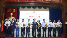 Ông Trương Quốc Huy, Chủ tịch UBND tỉnh, Chủ tịch Hội đồng Thi đua khen thưởng tỉnh tặng hoa các các trưởng Khối thi đua. 