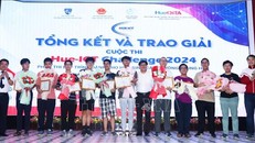 Ban tổ chức trao giải Nhất cho các thí sinh xuất sắc.