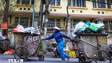 Công nhân vệ sinh thu dọn rác. 