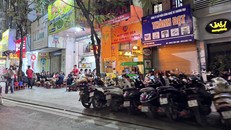 Hàng quán chiếm trọn vỉa hè làm nơi kinh doanh, để xe máy tại đoạn phố Láng Hạ - khu vực nằm rất gần trụ sở Công an phường Láng Hạ.