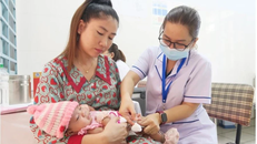 Tiêm vaccine dịch vụ tại Trạm Y tế xã Phong Phú, huyện Bình Chánh, Thành phố Hồ Chí Minh. (Ảnh minh họa)
