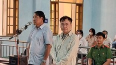 Ông Nguyễn Tư Sơn (bìa trái) và ông Trương Quý Sửu tại tòa.