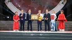 Tổ chức Kỷ lục Việt Nam - Trung ương Hội Kỷ lục gia Việt Nam trao quyết định Khu công nghiệp đầu tiên tại Việt Nam xây dựng Không gian văn hóa về Đại tướng Võ Nguyên Giáp. 