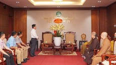 Chư tôn đức tiếp đoàn đại diện Công an TP.HCM do Đại tá Bùi Công Tú làm trưởng đoàn.