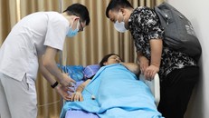 Công nhân nghi ngộ độc thực phẩm được chăm sóc sức khoẻ tại Bệnh viện Hữu nghị Lạc Việt. 