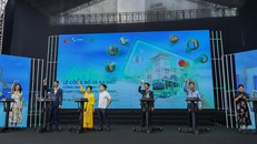 Đại diện lãnh đạo UBND TP.HCM, NHNN và các công ty OneFin, MasterCard và VPBank thực hiện nghi thức kích hoạt thanh toán một chạm 