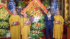 Thủ tướng chúc mừng các thành viên Hội đồng Trị sự Giáo hội Phật giáo Việt Nam nhân dịp Đại lễ Phật đản.
