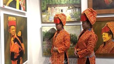 Đồng bào dân tộc Dao ở Bắc Giang tham quan triển lãm “Câu chuyện vùng cao”. 