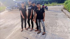 4 thanh thiếu niên cùng hung khí gây ra vụ cướp tài sản của du khách trên núi Đại Bình. 