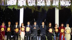 Quyền Bí thư Tỉnh ủy Lâm Đồng và lãnh đạo UBND tỉnh Lâm Đồng trao kỷ niệm chương cho các đơn vị, địa phương đồng hành cùng Tuần lễ Vàng du lịch Lâm Đồng lần thứ 3. 