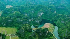 Quần thể danh thắng Tràng An sở hữu cảnh sắc thiên nhiên độc đáo, ấn tượng; là di sản hỗn hợp đồng thời là di sản thế giới kép đầu tiên và duy nhất ở Đông Nam Á. 