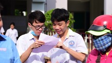 Thí sinh dò lại đáp án sau giờ thi môn tiếng Anh. (Ảnh minh hoạ)