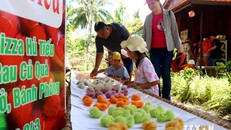 Du khách tìm hiểu về các loại sợi hủ tiếu miền Tây. 