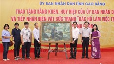 Đại diện gia đình họa sĩ Trịnh Phòng trao tặng bức tranh cho tỉnh Cao Bằng. 