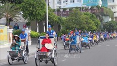 Đoàn xe xích lô chở chị em phụ nữ mặc ào dài qua tuyến phố Trần Phú, Nha Trang. 