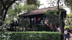 Du khách tham quan Nhà sàn Bác Hồ trong Khu Di tích Chủ tịch Hồ Chí Minh tại Phủ Chủ tịch.