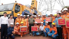 Thủ tướng Phạm Minh Chính tặng quà kỹ sư, công nhân các đơn vị đang thi công dự án đường dây tải điện 500kV mạch 3 Quảng Trạch-Phố Nối đoạn qua tỉnh Nghệ An. 