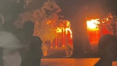 Chánh điện chùa Tuyền Lâm bất ngờ bốc cháy dữ dội trong đêm 23-6 (Ảnh cắt từ clip)