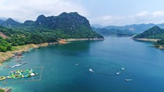 Một góc hồ Hoà Bình.