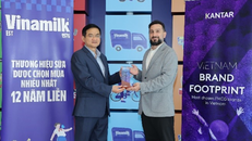 Đại diện Kantar Việt Nam (bên phải) trao các chứng nhận cho ông Nguyễn Quang Trí – Giám đốc điều hành Marketing Vinamilk.