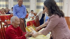 Phó Chủ tịch nước Võ Thị Ánh Xuân tặng quà Mẹ Việt Nam anh hùng. 