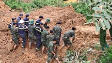 Các lực lượng chức năng gấp rút đào bới, tìm kiếm nạn nhân bị vùi lấp.