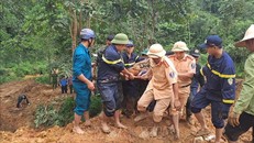 Các lực lượng tìm kiếm đưa thi thể nạn nhân bị vùi lấp ra khỏi khu vực sạt lở. 